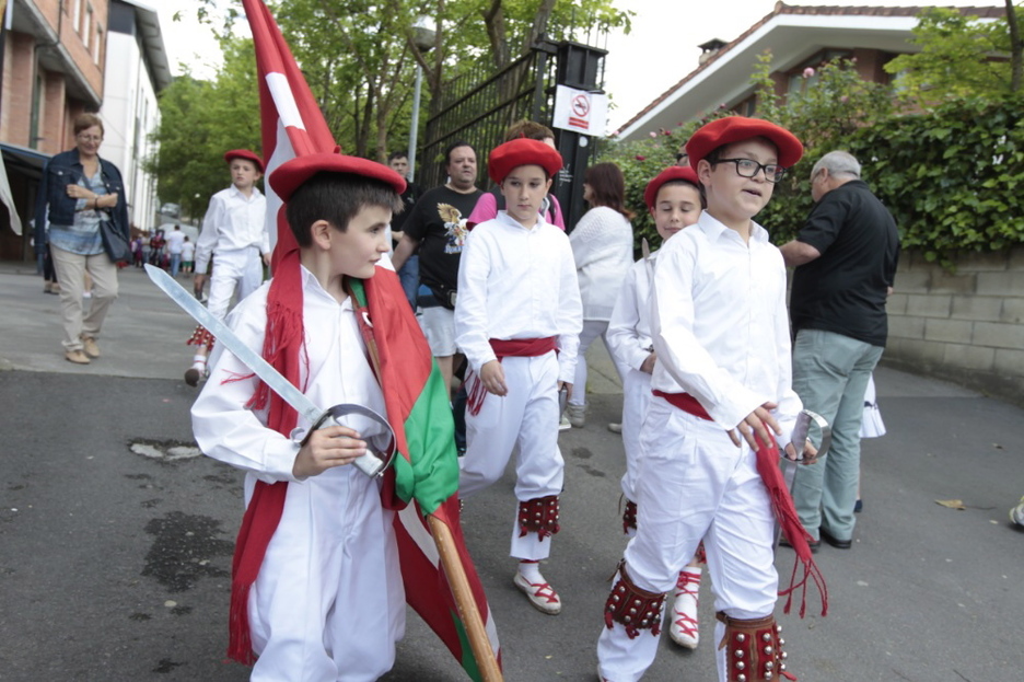 Dantzariak Durangoko Ibilaldian. (ARGAZKI PRESS)