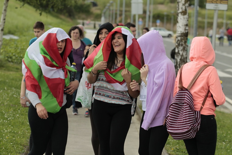 Euri zaparradetatik estaltzeko edozer da baliagarria. (ARGAZKI PRESS)