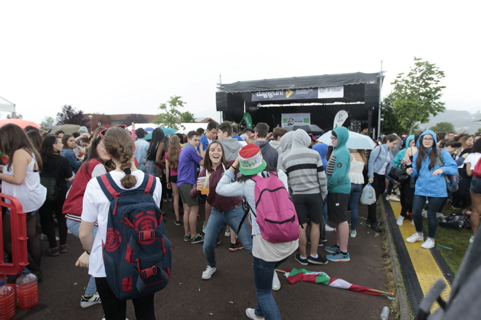 Gazteak kontzertuetaz gozatzen Durangon. (ARGAZKI PRESS)