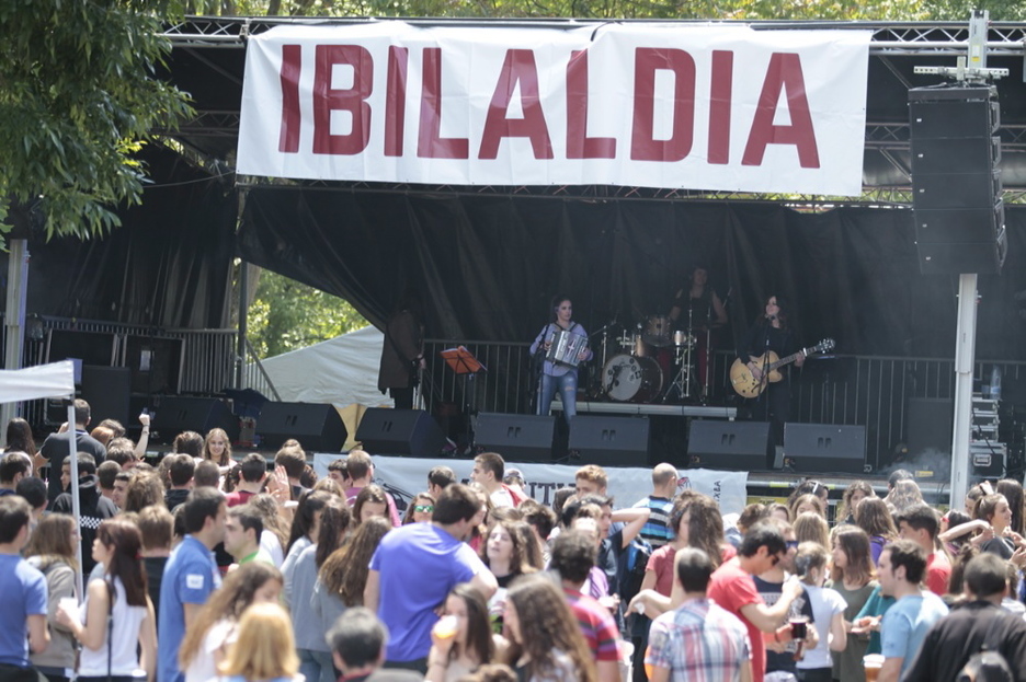 Musika taldeak giroa alaitzen. (ARGAZKI PRESS)