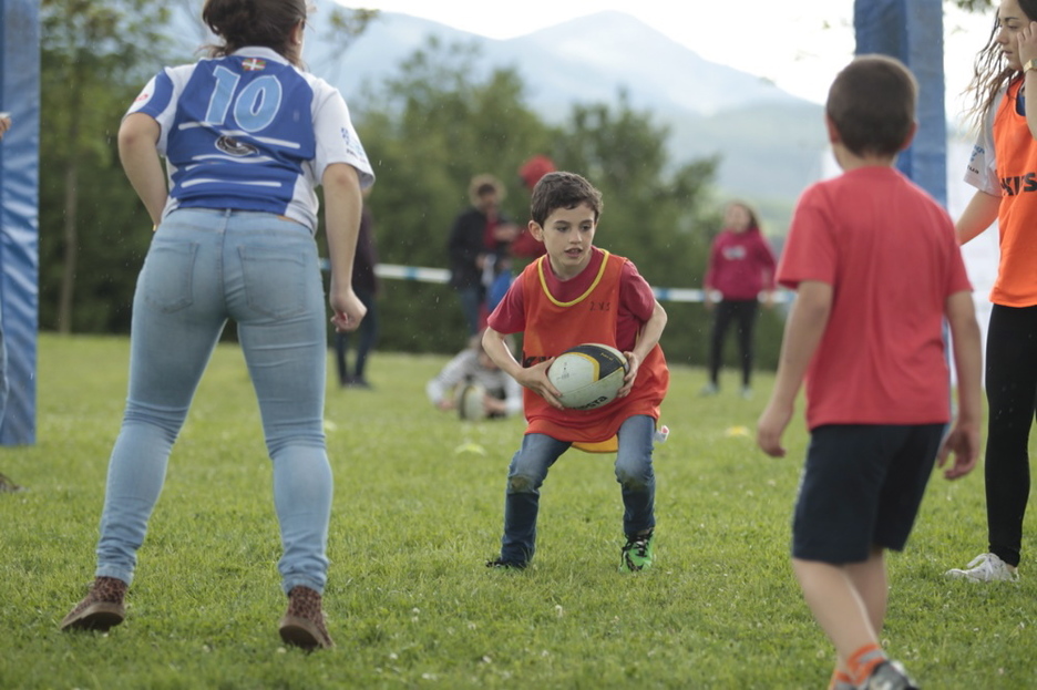 Rugby-ra jolasten umeekin Tabiran. (ARGAZKI PRESS)