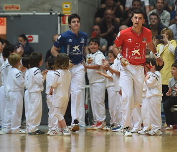Urrutikoetxea e Irribarria antes de comenzar la final. (ARGAZKI PRESS)