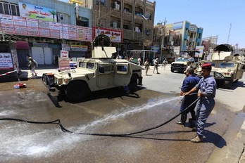 Fuerzas de seguridad y servicios de emergencia, en el lugar de uno de los ataques. (Sabah ARAR/AFP)