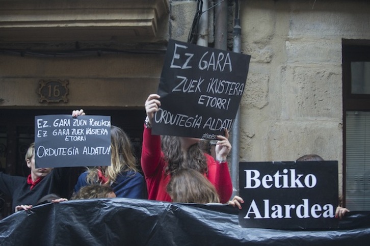 Mujeres con carteles y plásticos negros contra el derecho de otras mujeres a desfilar. (Jon URBE / ARGAZKI PRESS)