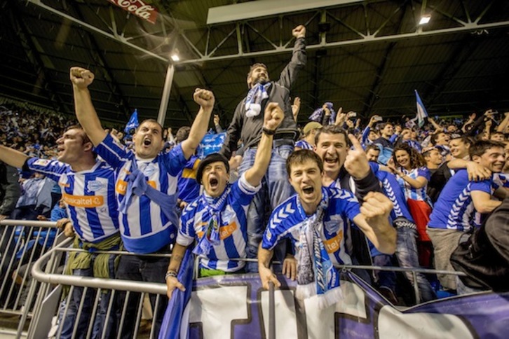 Aficionados del Alavés, exultantes en las gradas de Mendizorrotza. (Jaizki FONTANEDA/ARGAZKI PRESS)