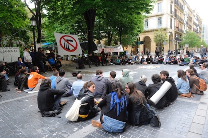 Arratsaldean asanblada burutu dute Gipuzkoa plazan. (Jon URBE / ARGAZKI PRESS)
