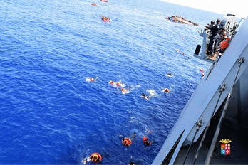 Operación de rescate de la Marina italiana. (AFP)