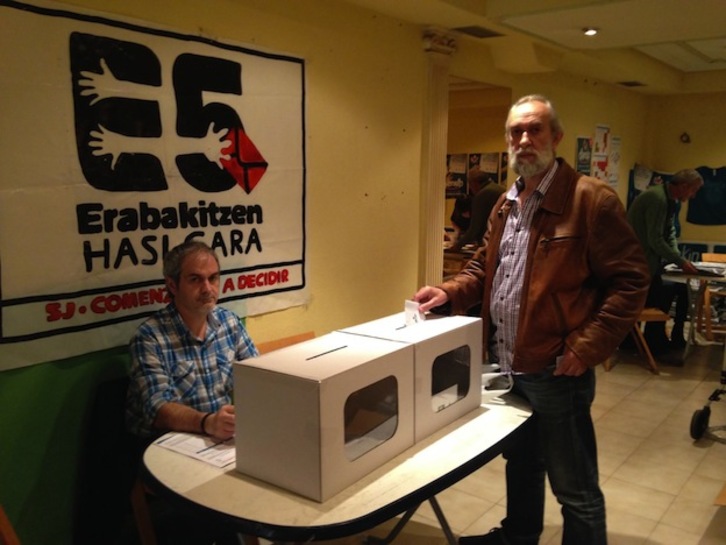Voto anticipado en Zumarraga. (Gotzon ARANBURU)
