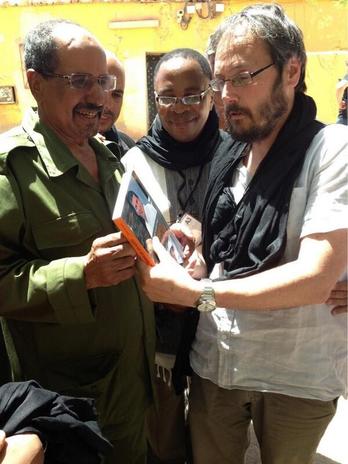Mohamed Abdelaziz junto a Urko Aiartza en el 40 aniversario del Frente Polisario. (@ArnaldoOtegi)