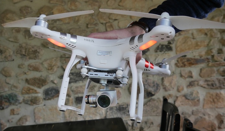 Un dron de pequeño tamaño. (Gotzon ARANBURU)