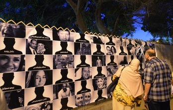 Mural en El Cairo con imágenes de las personas que viajaban en el avión. (KHALED DESOUKI / AFP)