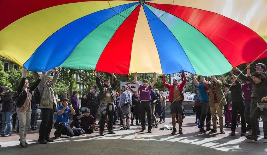 Jai giroan jarraitu dute erraustegiaren aurkako kanpalekuan. (Jon URBE / ARGAZKI PRESS) Jai giroan jarraitu dute erraustegiaren aurkako kanpalekuan. (Jon URBE / ARGAZKI PRESS)