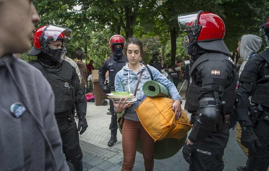 Udaltzaingoak kanpalekua desegin eta gero iritsi da Ertzaintza. (Jon URBE / ARGAZKI PRESS) Udaltzaingoak kanpalekua desegin eta gero iritsi da Ertzaintza. (Jon URBE / ARGAZKI PRESS)