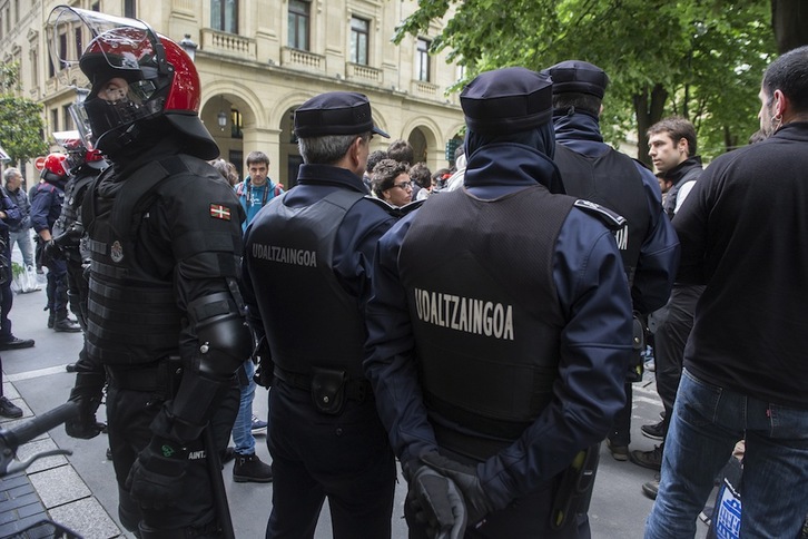 Ertzaintzak eta Udaltzaingoak elkarlanean desalojatu dute Gipuzkoa plaza. (Jon URBE / ARGAZKI PRESS)