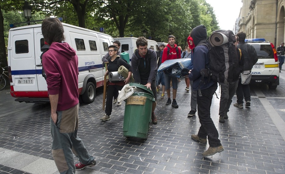 Kanpalekuko gauzak hartu eta protestarekin jarraitu dute. (Jon URBE / ARGAZKI PRESS) Kanpalekuko gauzak hartu eta protestarekin jarraitu dute. (Jon URBE / ARGAZKI PRESS)