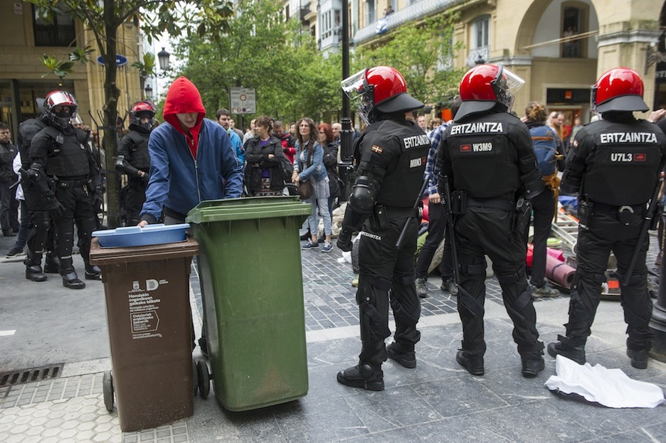 Ertzaintzaren begiradapean hustu dute kanpalekua. (Jon URBE / ARGAZKI PRESS) Ertzaintzaren begiradapean hustu dute kanpalekua. (Jon URBE / ARGAZKI PRESS)