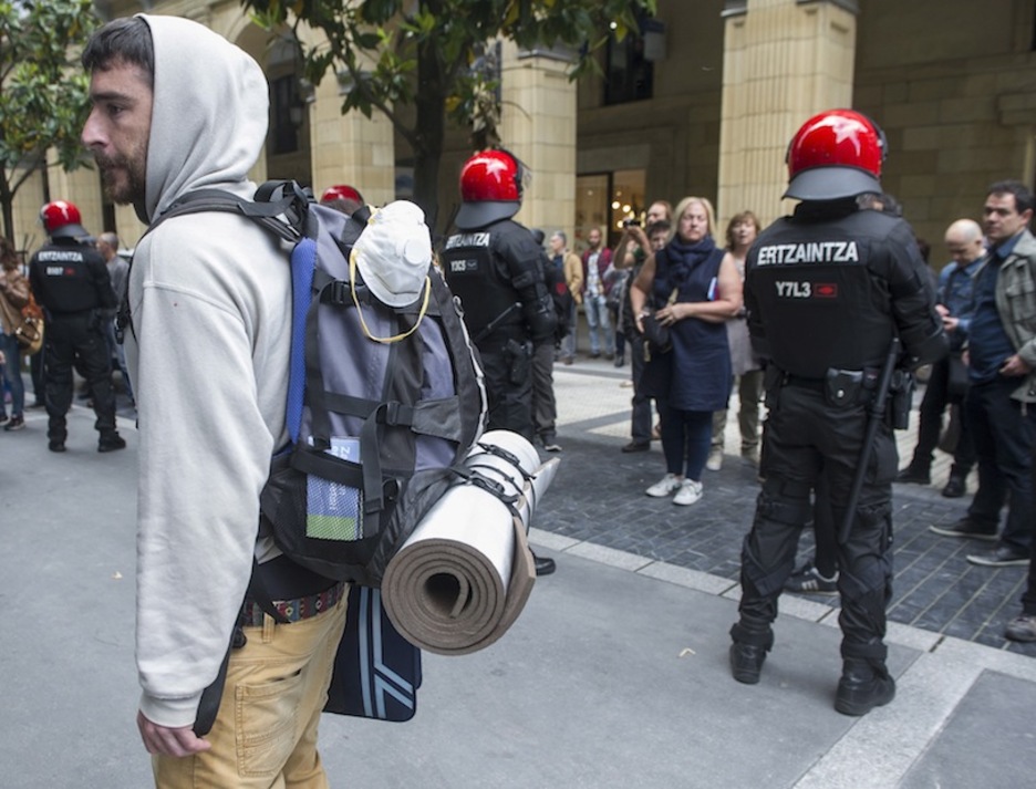 Hiru gau eman dituzte Gipuzkoa plazan. (Jon URBE / ARGAZKI PRESS)