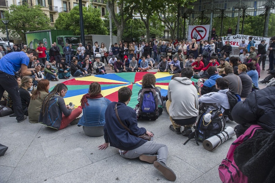 Asanblada burutu dute Boulebarrera iristerakoan. (Jon URBE / ARGAZKI PRESS) Asanblada burutu dute Boulebarrera iristerakoan. (Jon URBE / ARGAZKI PRESS)