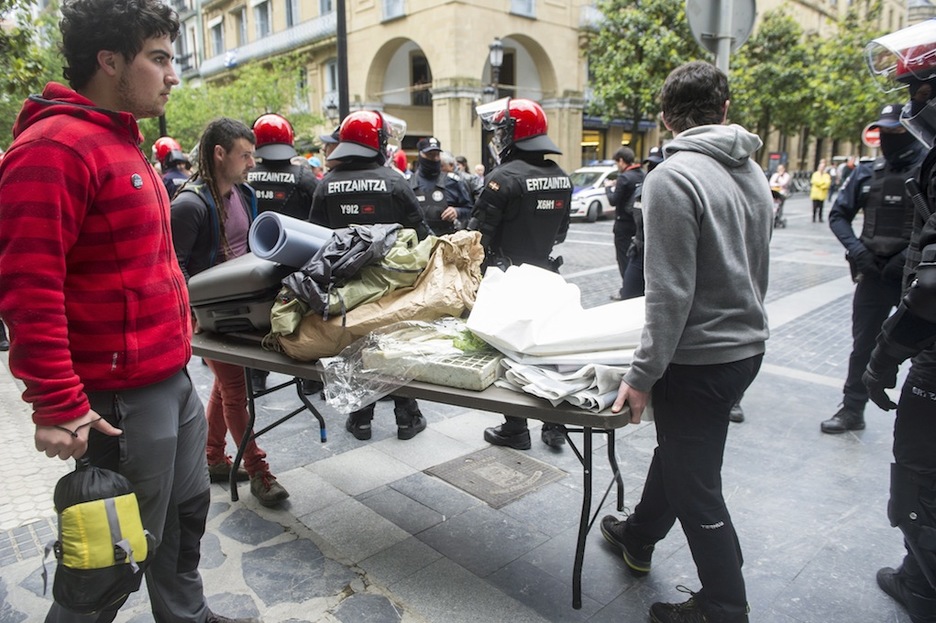 Protestarekin aurrera jarraitzeko erabakia hartu dute. (Jon URBE / ARGAZKI PRESS) Protestarekin aurrera jarraitzeko erabakia hartu dute. (Jon URBE / ARGAZKI PRESS)