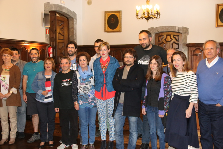 Concejales del PNV, EH Bildu y Podemos en la foto conjunta de ayer. (mondraberri.eus)