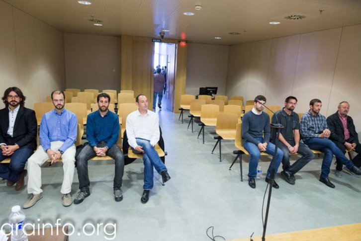 «Los ocho de Yesa», durante el juicio. (@arainfonoticias)
