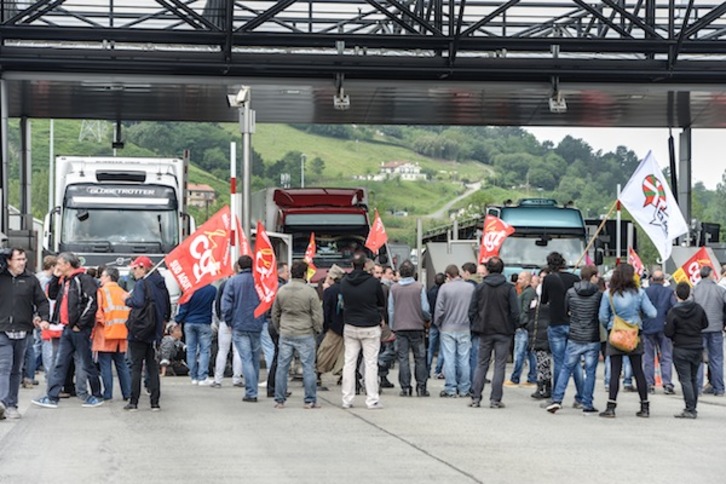 Manifestariak, Biriatuko ordainlekua blokeatzen. (Isabelle MIQUELESTORENA)