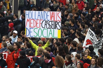 Pancarta contra Hollande y Valls en una movilización contra la reforma laboral. (KENZO TRIBOUILLARD / AFP)