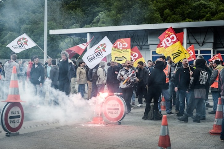 Protesta contra la reforma laboral, ayer miércoles en Biriatu. (Isabelle MIQUELESTORENA)