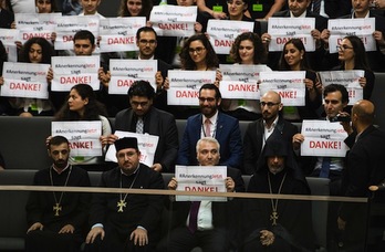 Clérigos, activistas y ciudadanos armenios agradecen el gesto del Bundestag. (Odd ANDERSEN/AFP)
