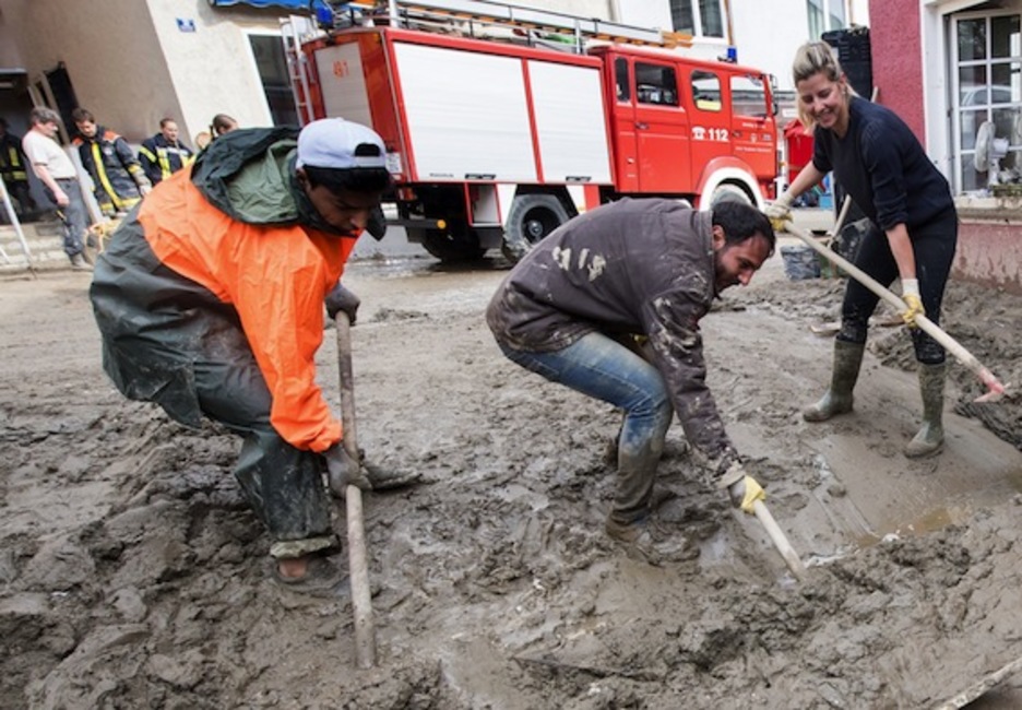 Varios vecinos retiran el lodo en el sur de Alemania. (Peter KNEFFEL/AFP)