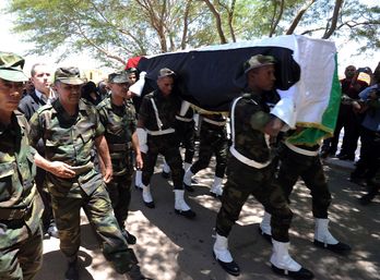 El cuerpo sin vida de Abdelaziz trasladado por una guardia de honor. (Farouk BATICHE / AFP)