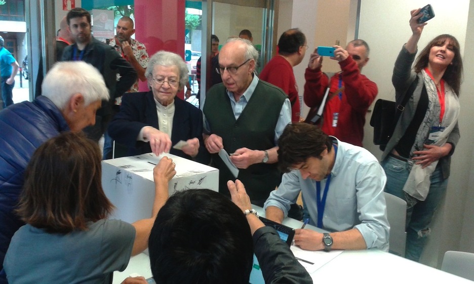 Lehenak botoa ematen Beasainen. (@UrtziUrruti) Lehenak botoa ematen Beasainen. (@UrtziUrruti)