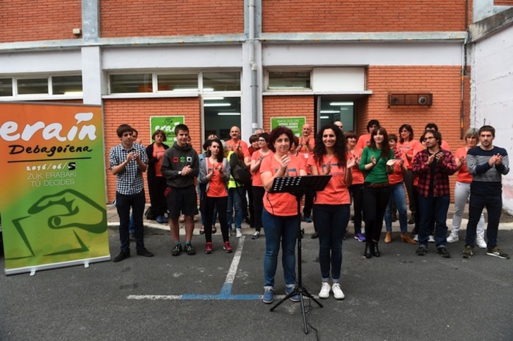 Gure Esku Dagok Arrasaten egin du goizeko lehen agerraldia. (Luis JAUREGIALTZO/ARGAZKI PRESS)