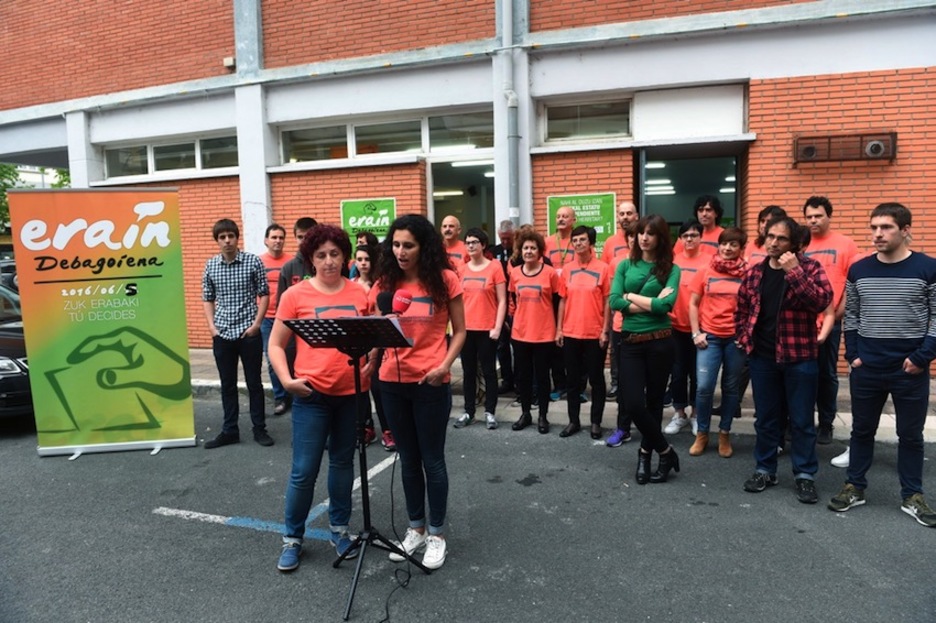 Arrasaten egin dute eguneko lehen agerraldia. (Luis JAUREGIALTZO/ARGAZKI PRESS) Arrasaten egin dute eguneko lehen agerraldia. (Luis JAUREGIALTZO/ARGAZKI PRESS)