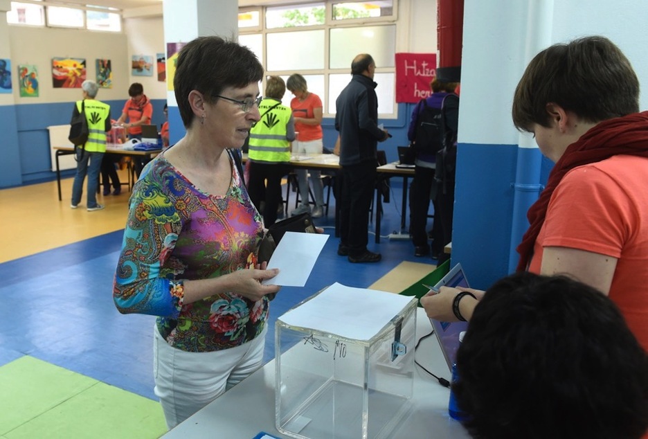 Arrasaten, botoa ematen. (Luis JAUREGIALTZO/ARGAZKI PRESS) Arrasaten, botoa ematen. (Luis JAUREGIALTZO/ARGAZKI PRESS)