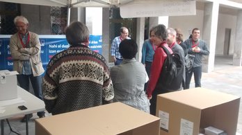 Los observadores, en las mesas de Azpeitia. (@zalduariz)