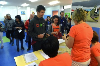 Arrasatearrak lehen ordutik ari dira bozkatzen. (ARGAZKI PRESS)