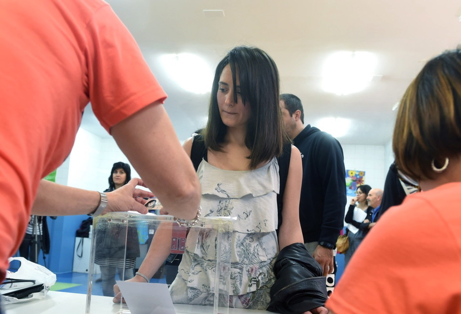 Lehen ordutik ilarak izan dira Arrasaten bozka emateko. (ARGAZKI PRESS) Lehen ordutik ilarak izan dira Arrasaten bozka emateko. (ARGAZKI PRESS)