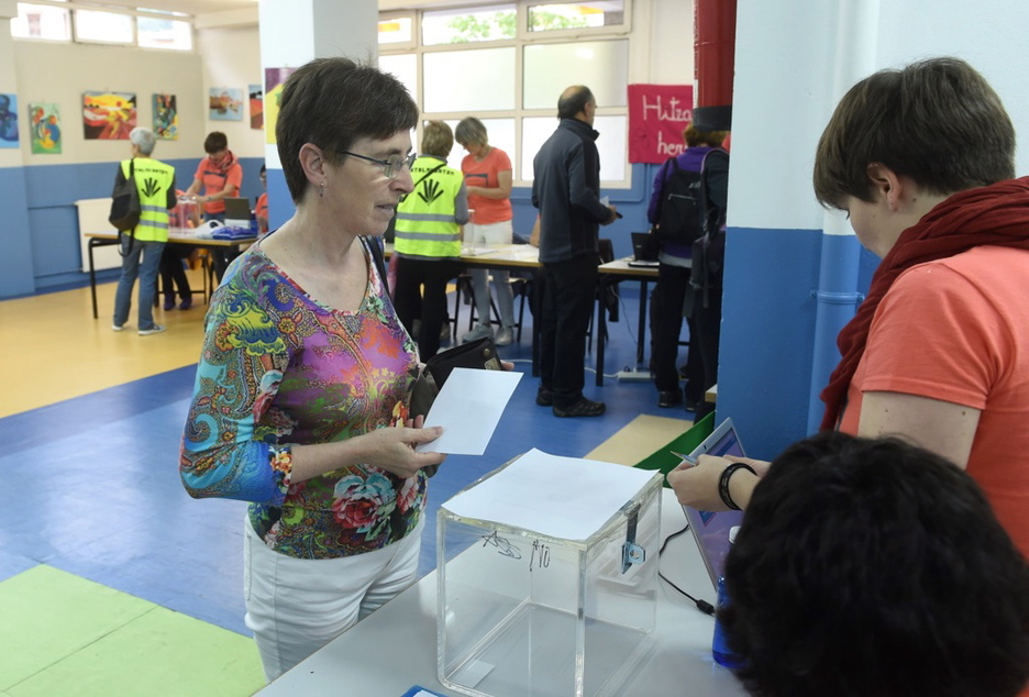 Arrasaten, botoa ematen. (ARGAZKI PRESS) Arrasaten, botoa ematen. (ARGAZKI PRESS)