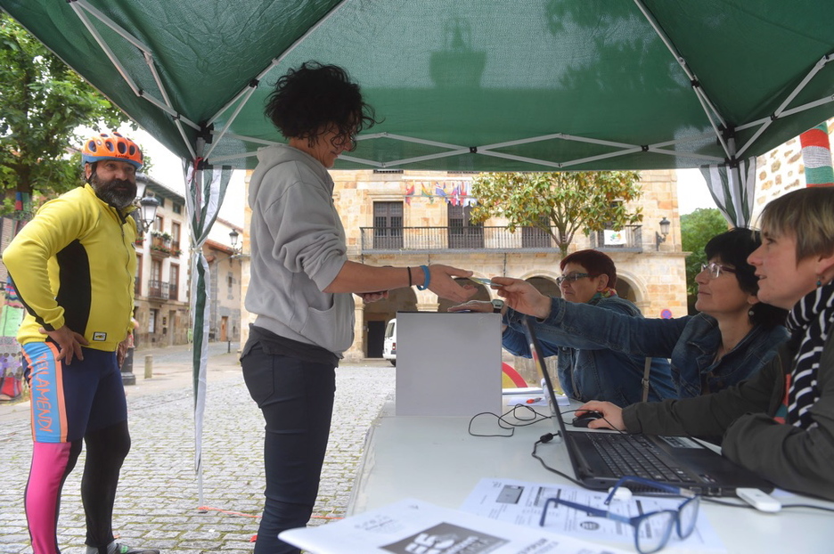 Aramaio se suma al derecho a decidir. (Luis JAUREGIALTZO / ARGAZKI PRESS) Aramaio se suma al derecho a decidir. (Luis JAUREGIALTZO / ARGAZKI PRESS)