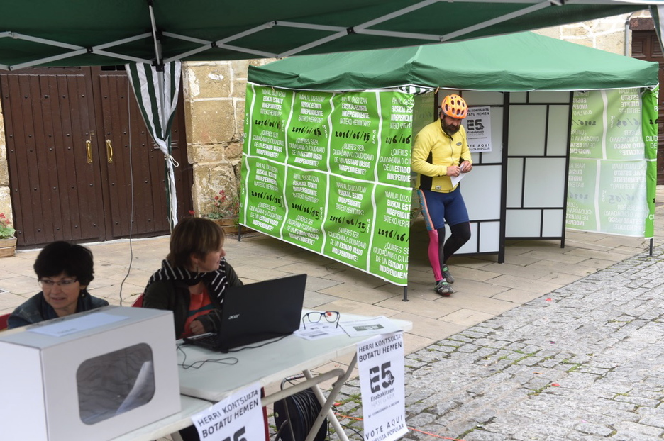 Lugar de votación en Aramaio. (Luis JAUREGIALTZO / ARGAZKI PRESS) Lugar de votación en Aramaio. (Luis JAUREGIALTZO / ARGAZKI PRESS)