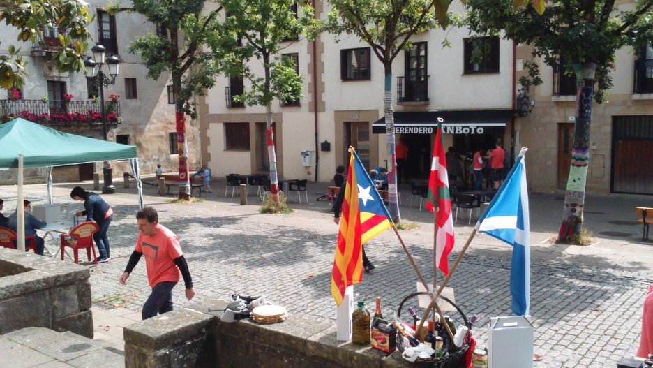 Escocia y Catalunya, presentes durante la jornada. (@ErainDebagoiena) Escocia y Catalunya, presentes durante la jornada. (@ErainDebagoiena)