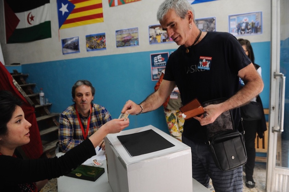 Los vecinos de Ordizia han acudido a votar a primera hora. (Jon URBE / ARGAZKI PRESS)