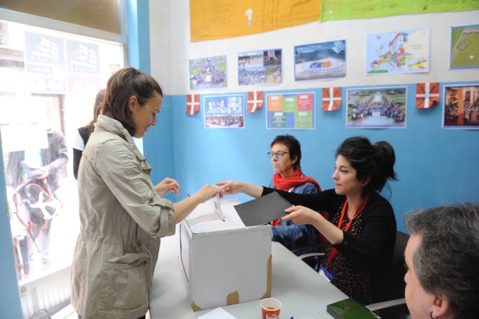 Ejerciendo el derecho a decidir en Ordizia. (Jon URBE / ARGAZKI PRESS) Ejerciendo el derecho a decidir en Ordizia. (Jon URBE / ARGAZKI PRESS)