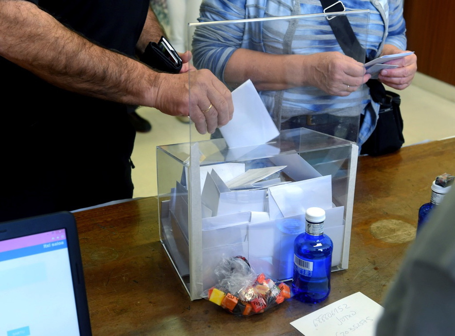 Hautesontziak bete egin dituzte Oñatin. (Luis JAUREGIALTZO / ARGAZKI PRESS) Hautesontziak bete egin dituzte Oñatin. (Luis JAUREGIALTZO / ARGAZKI PRESS)