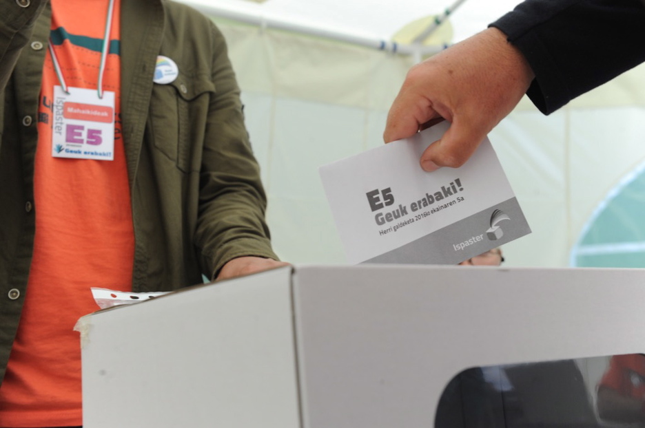 La mayoría de de vecinos de Ispaster demuestra su deseo por decidir. (Marisol RAMIREZ / ARGAZKI PRESS) La mayoría de de vecinos de Ispaster demuestra su deseo por decidir. (Marisol RAMIREZ / ARGAZKI PRESS)