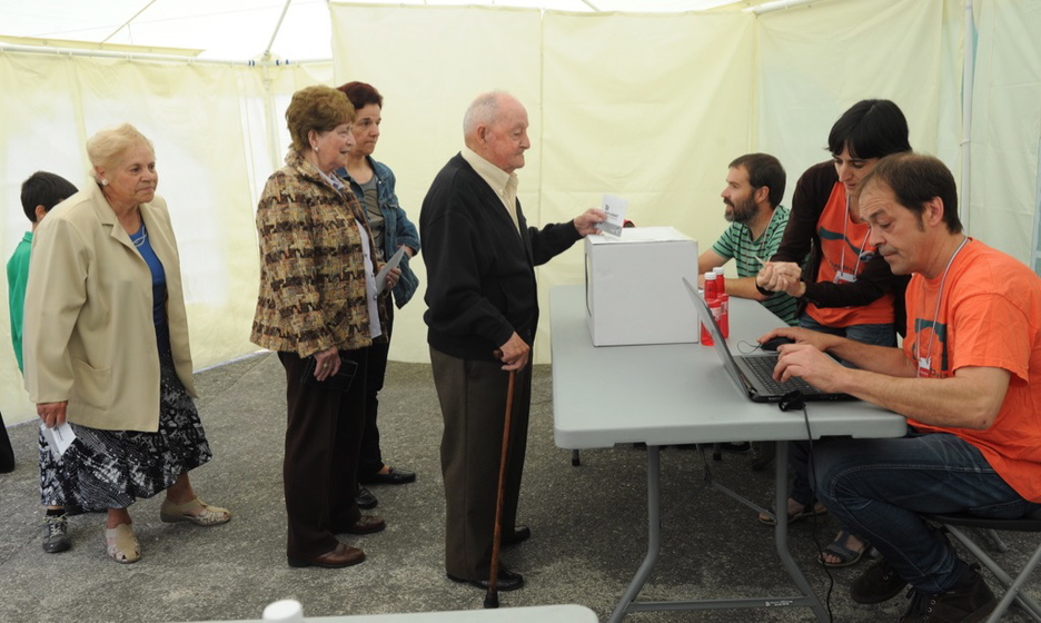 Durante la mañana se han producido colas para votar. (Marisol RAMIREZ / ARGAZKI PRESS) Durante la mañana se han producido colas para votar. (Marisol RAMIREZ / ARGAZKI PRESS)