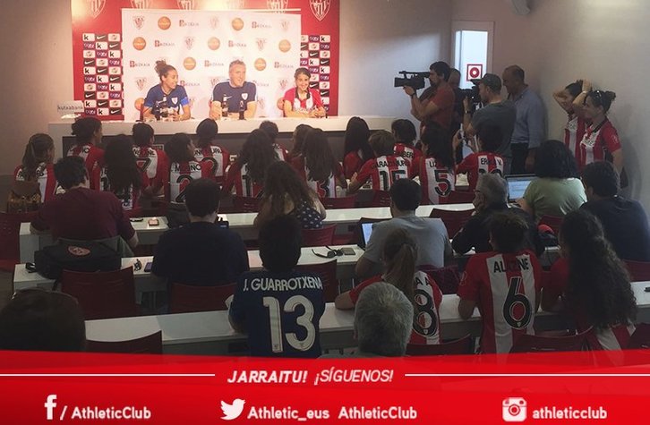 Agirre y las capitanas arropadas por el resto del equipo en la rueda de prensa. (@athletic_eus)