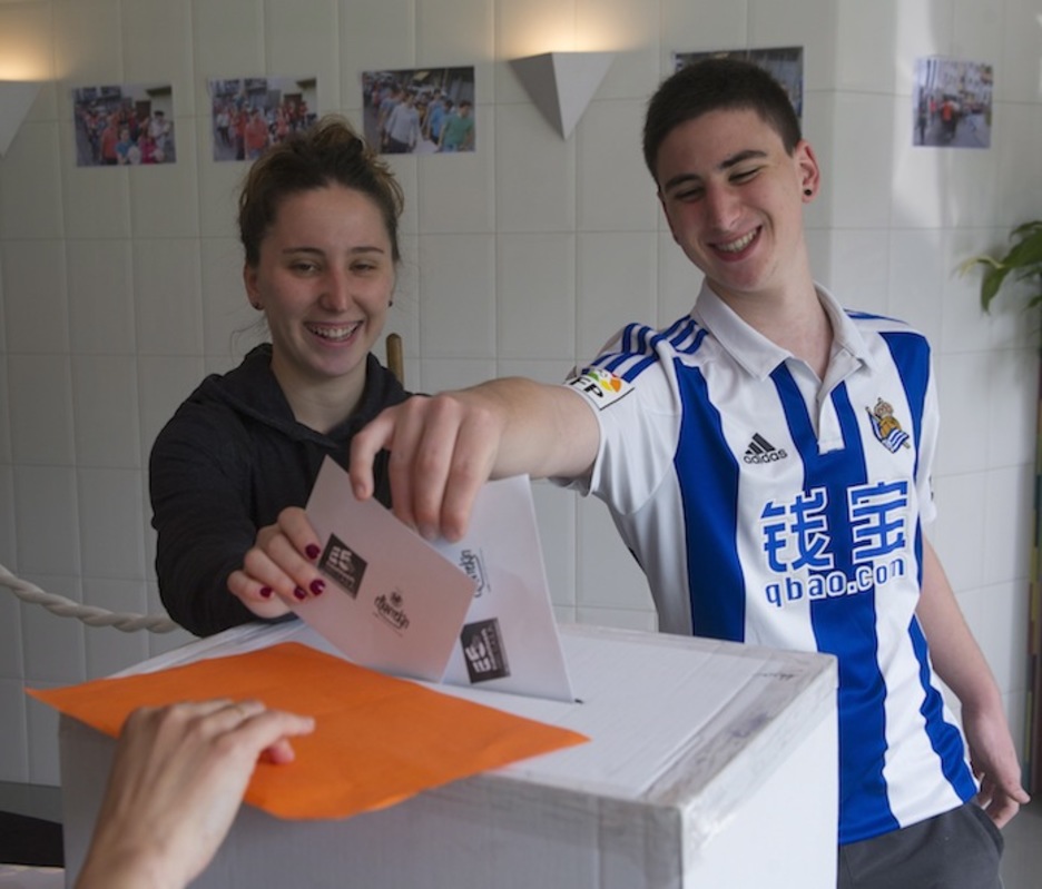 Los jóvenes han votado con ilusión. (Jon URBE / ARGAZKI PRESS) Los jóvenes han votado con ilusión. (Jon URBE / ARGAZKI PRESS)
