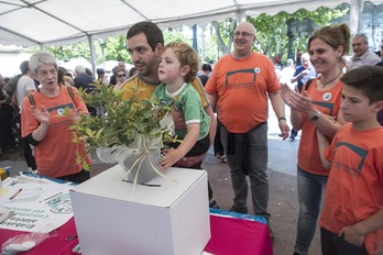 Representantes de Gure Esku Dago Oarsoaldea han ofrecido un regalo a los de Donostia. (Jon URBE / ARGAZKI PRESS) 
